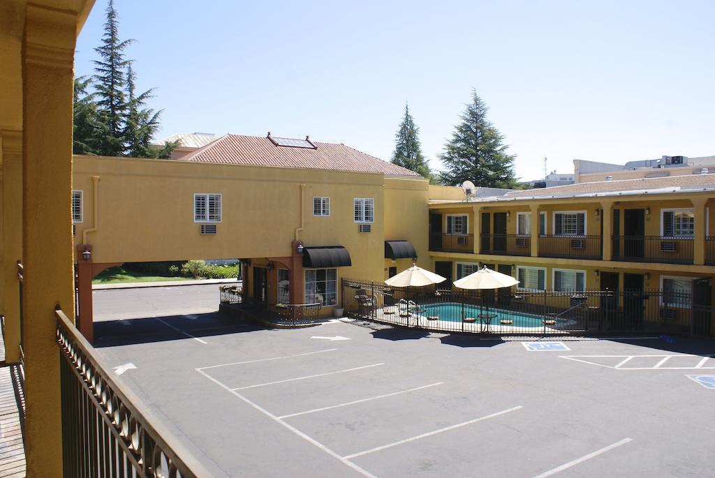 Napa Valley Hotel & Suites Extérieur photo